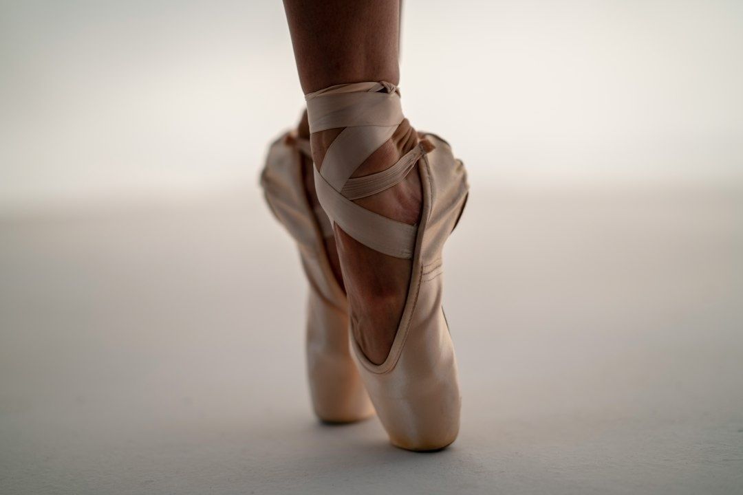 Balletdanser på tå med fødderne spændt fast i satin-sko