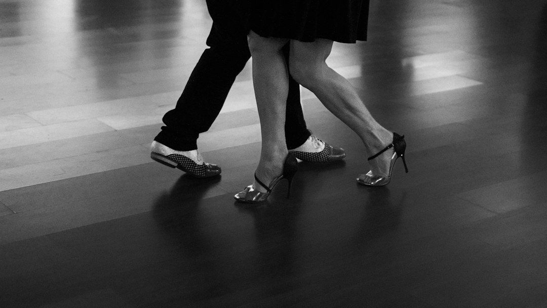 Sort-hvidt nærbillede af dansere i bevægelse på et dansegulv